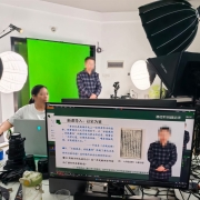 影领视界精品课录制现场实拍：绿幕、专业摄像机与多灯位布光