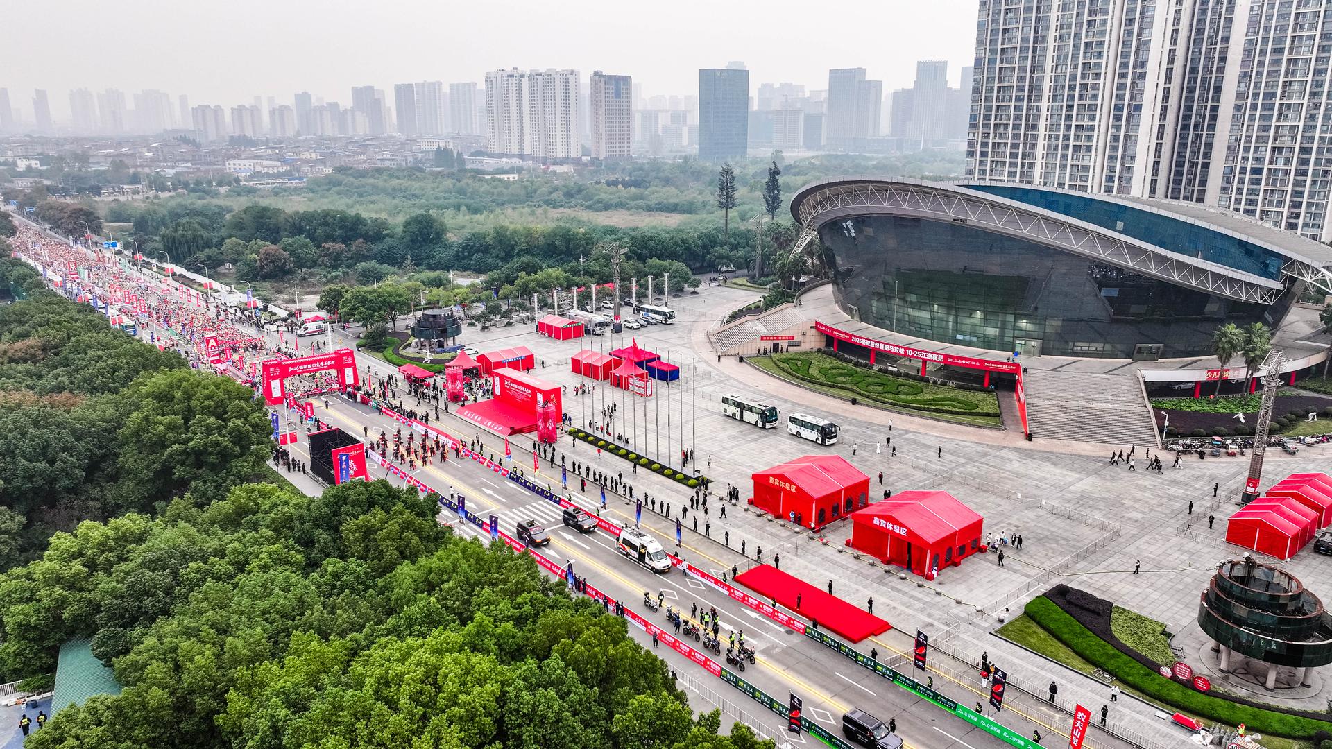 2026襄阳马拉松体育中心起点全景航拍 万人红色人潮 影领视界4K航拍多机位转播