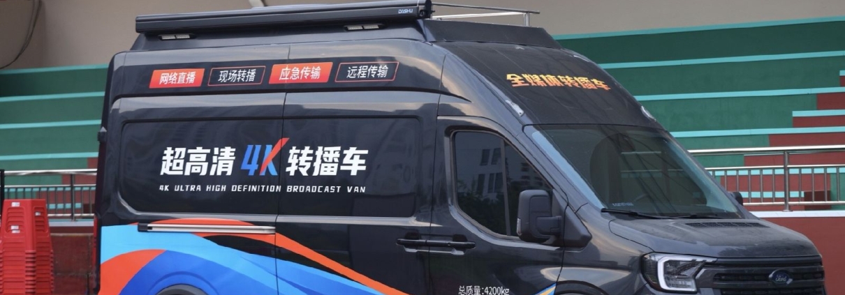 襄阳影领视界超高清4K转播车侧面实拍,具备网络直播、现场转播、应急传输、远程传输能力