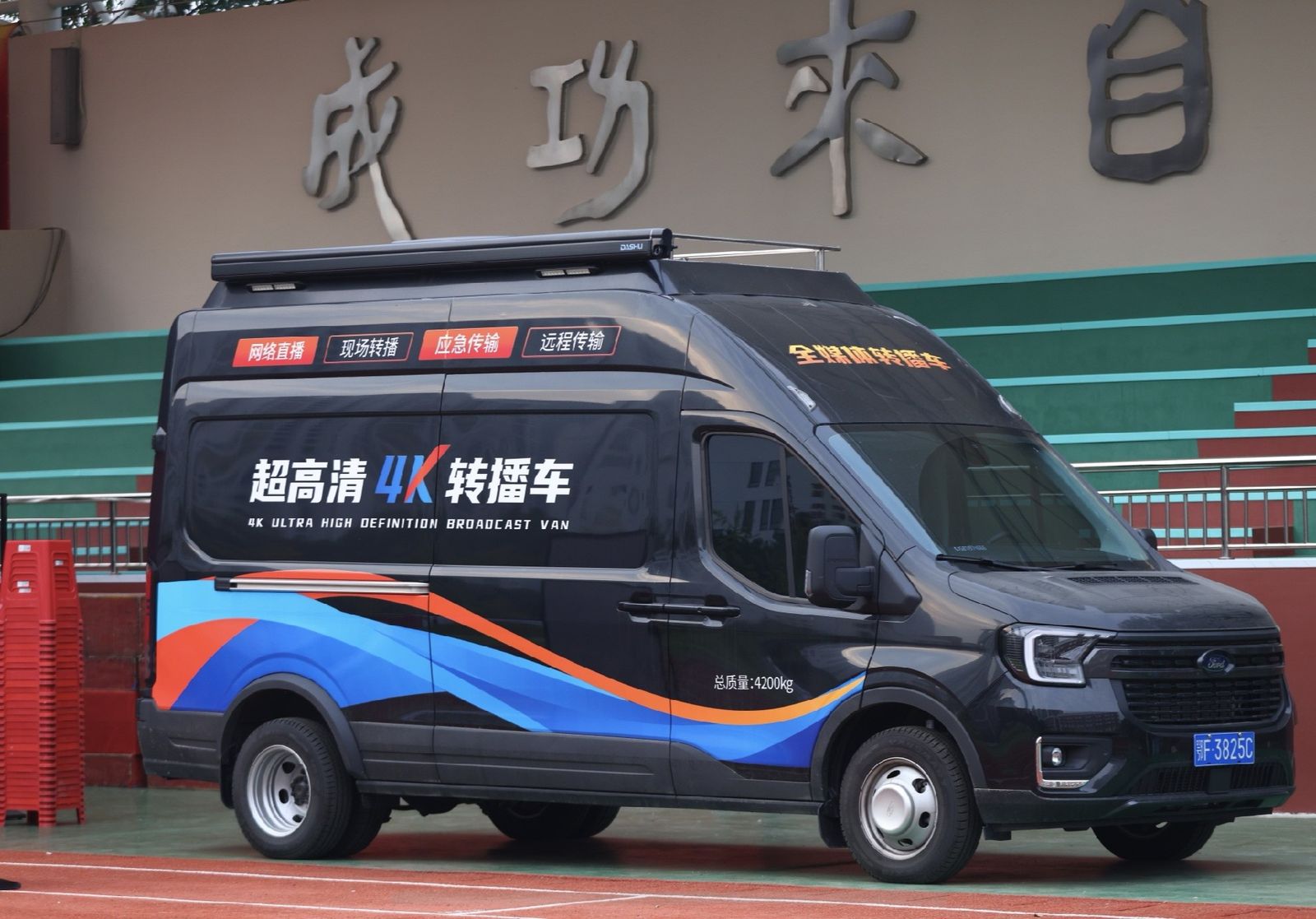 襄阳影领视界超高清4K转播车侧面实拍,具备网络直播、现场转播、应急传输、远程传输能力